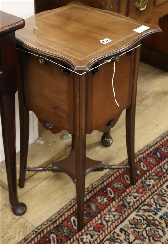An Edwardian mahogany tea / cake table W.38cm